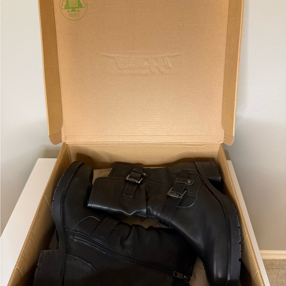 Earth Black Leather Boots - Picture 7 of 10